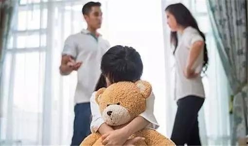 爸妈吵架小孩吃瓜