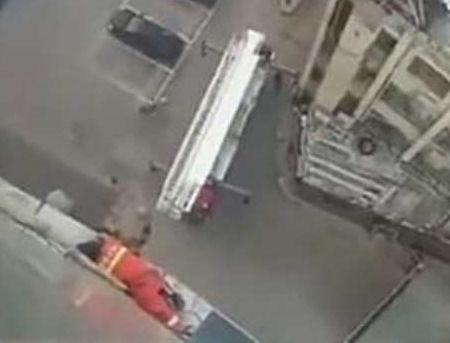 女子坠楼事件吃瓜,真相背后，谁在操控舆论？